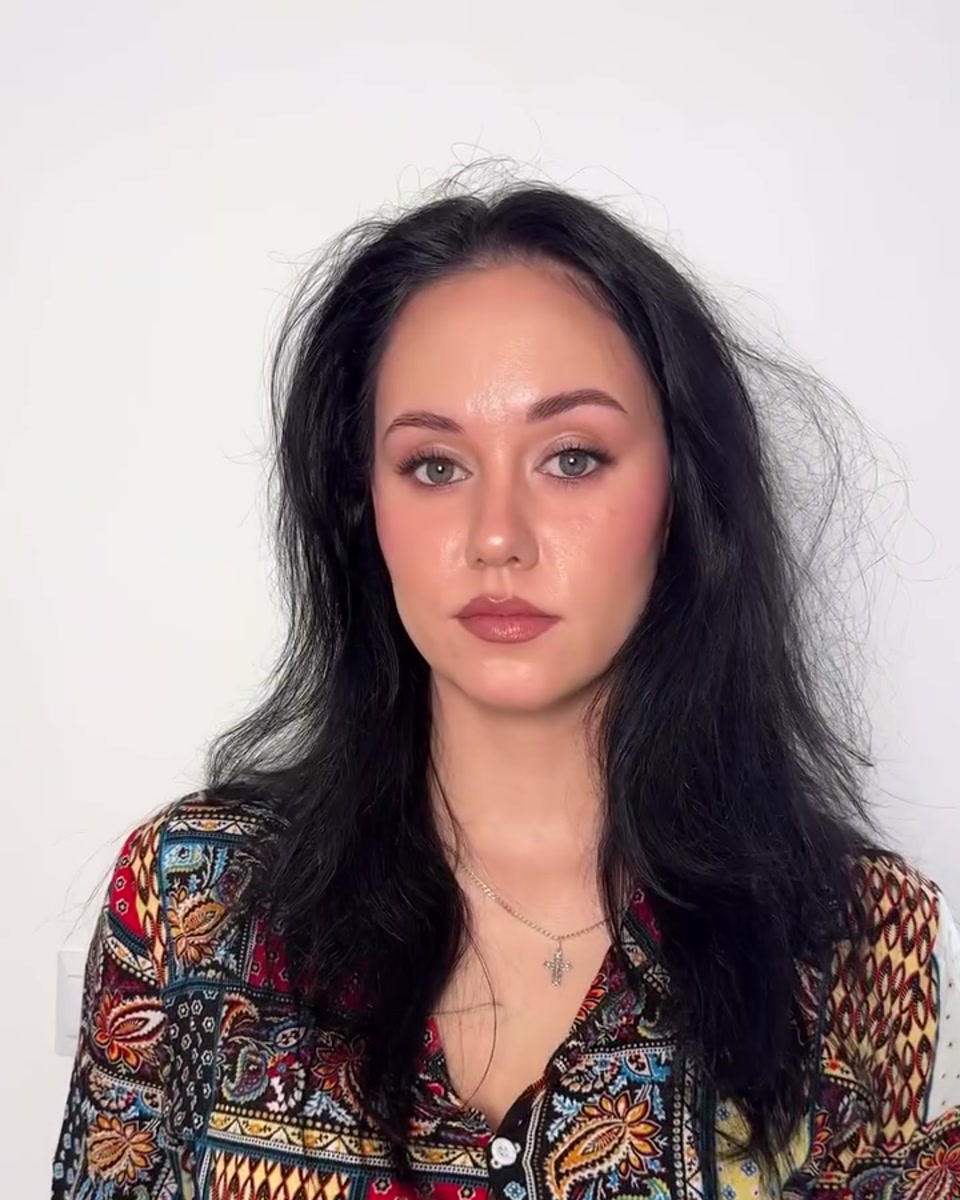 Modelka po wykonaniu makijażu